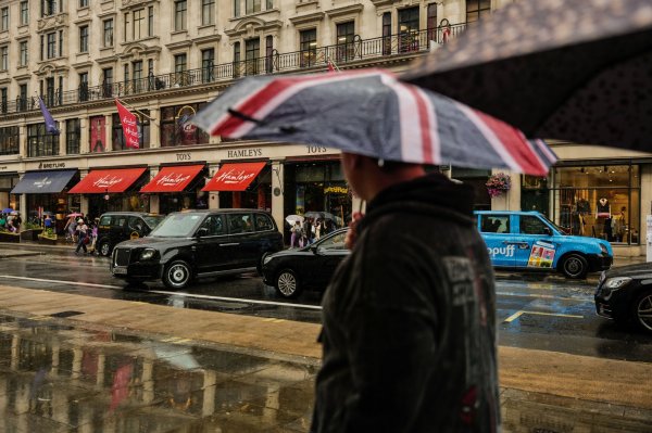 <p>Banco de Inglaterra sube medio punto a la tasa de interés oficial y la ubica en 3,5%, su nivel más alto desde 2008</p>