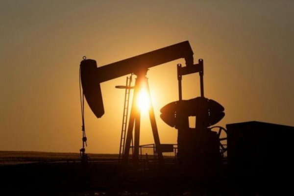 Petróleo listo para ganancias ante señales de escasez de suministro y recuperación de China