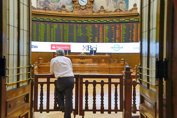 ¿Están baratas las acciones? Operación de Hortifrut abre debate sobre castigo a papeles chilenos