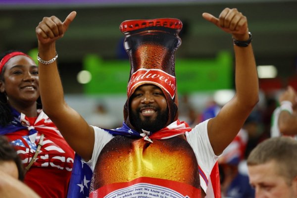 Budweiser cumple promesa y regala cerveza a Argentina