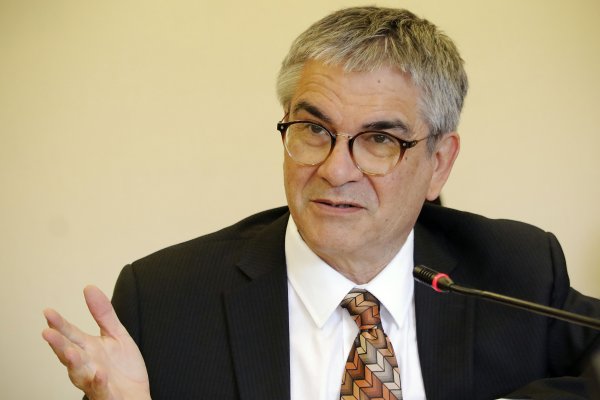 IVA a servicios: Ministro Marcel critica a gremios profesionales y señala que equipo tributario analiza tema