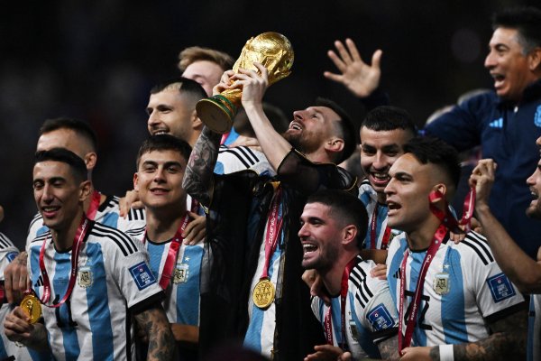 Sastre revela cuánto costó la capa que le pusieron a Messi antes de levantar la Copa del Mundo