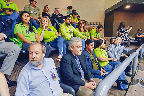 En jornada express, Congreso despacha el reajuste salarial de 12% para el sector público