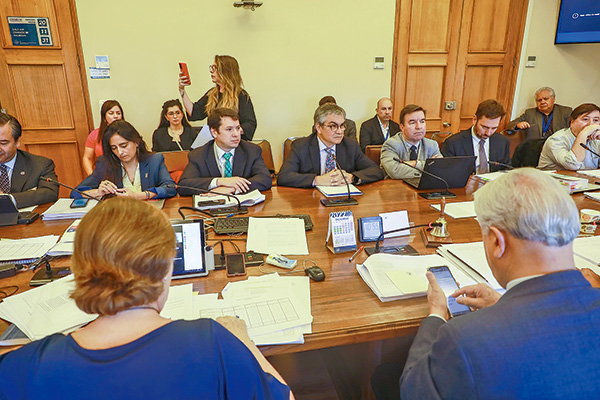 <p>Hacienda no postergará IVA a los servicios y apunta a resolución del SII que da más plazo a sociedades no profesionales</p>