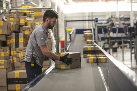 Mercado Libre afirma que el boom de demanda y envíos demorados en Argentina podría mantener hasta después de la Navidad
