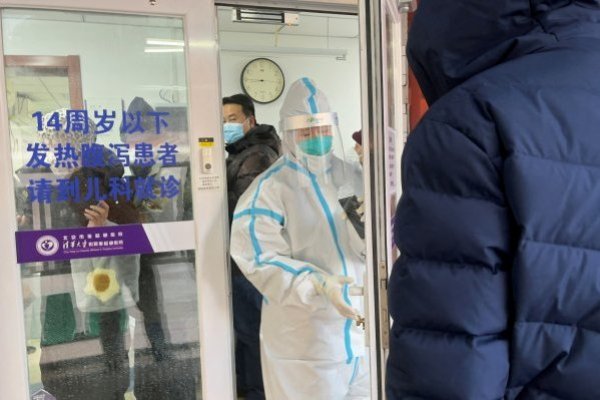 <p>Aumento de casos de Covid en China envían a la gente al mercado negro en busca de medicamentos</p>
