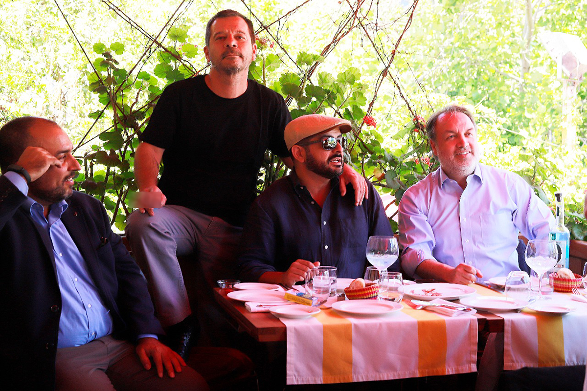 <p>Un almuerzo con Comando Jungle: gin, política y el año que se va</p>