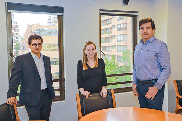 <p>(De izquierda a derecha) El gerente inmobiliario de Toesca, Augusto Rodríguez, la gerenta de Estudios de Acafi, Virginia Fernández y el gerente de inversiones y desarrollo de Cimenta, Eduardo Palacios. Foto: Julio Castro</p>
