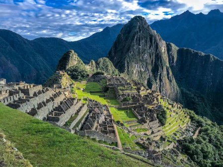 Perú recibirá menos de la mitad de turistas que en prepandemia ante escalada de crisis interna