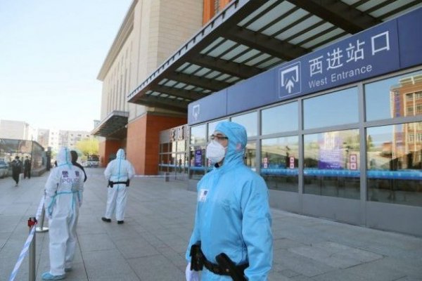 <p>China pondrá fin a las cuarentenas para viajeros que ingresan al país a medida que desmantela política de “Cero Covid”</p>