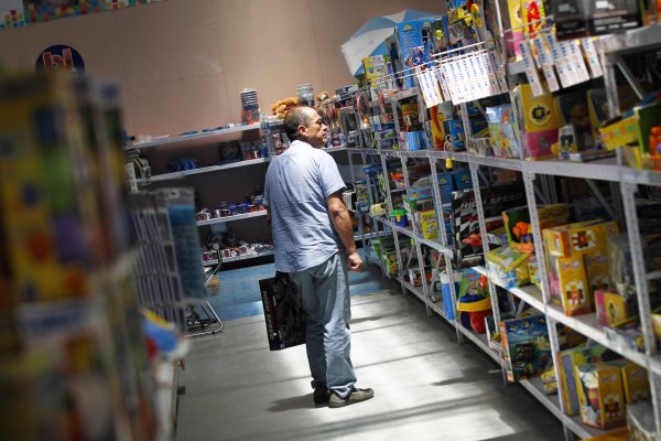 <p>El comercio continúa en caída libre: ventas minoristas en la Metropolitana ceden por quinto mes consecutivo</p>