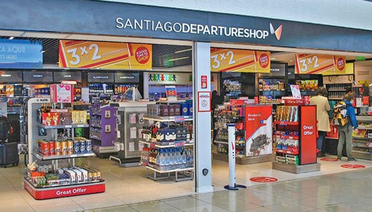 <p>Autoridades extienden concesión de actual operadora de Duty Free del Aeropuerto de Santiago por un año</p>