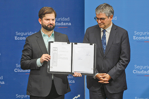 Con críticas al gobierno anterior por legislación "exprés", gremios y colegios profesionales envían nueva carta a Boric pidiendo aplazar IVA a servicios
