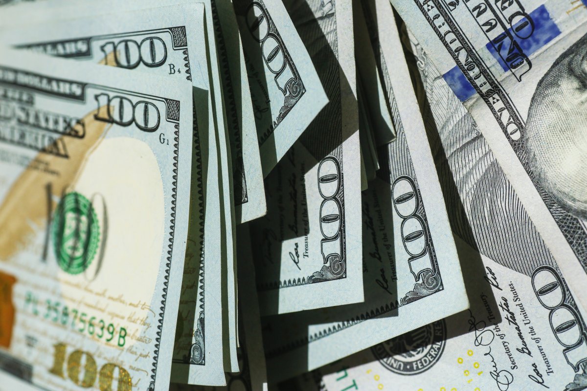 <p>Dólar cierra a la baja cerca de $870 una sesión marcada por la reapertura de China</p>