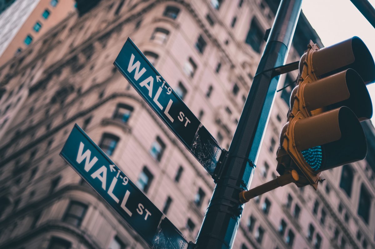 <p>Nasdaq vuelve a arrastrar a Wall Street con la recesión tocando las puertas de 2023</p>