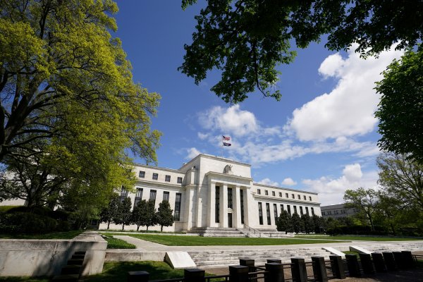 <p>Minutas de la Fed revelan que mantendrá las tasas restrictivas "por algún tiempo"</p>