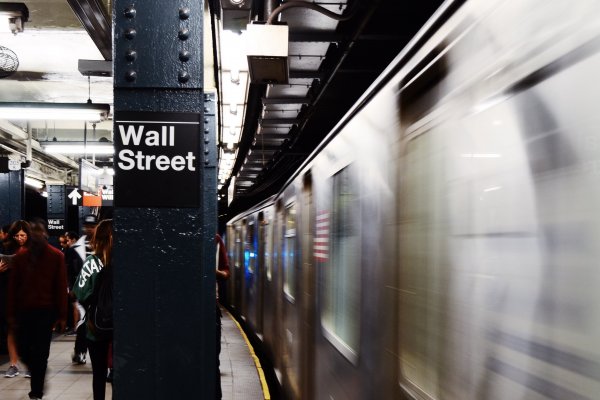 <p>Wall Street cierra al alza viendo el "vaso medio lleno" en actas Fed y los signos de recesión en EEUU</p>