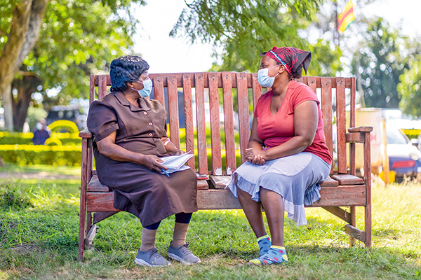 Cómo Zimbabue, de la mano de un chileno, combate la falta de especialistas en salud mental y expande su experiencia por el mundo