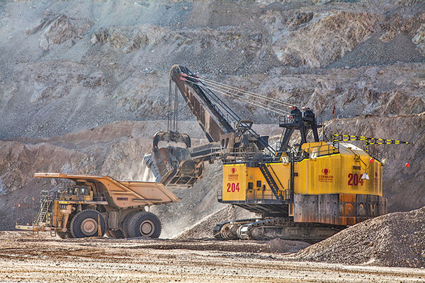 <p>Codelco sella acuerdo con AES Andes y el 70% de la energía que use la estatal al 2026 será renovable</p>