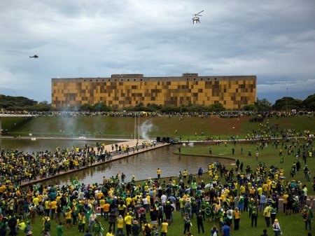 Gobierno de Brasil recibe espaldarazo tras ataque de partidarios de Bolsonaro y analistas se enfocan en eventuales efectos sobre la agenda económica de Lula