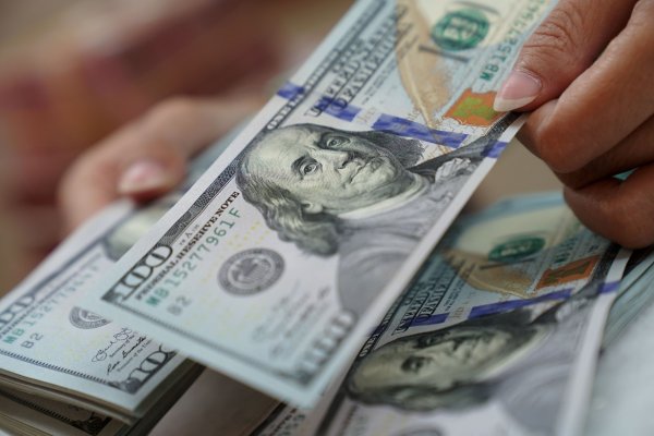 Dólar cierra próximo a $830 al extender su racha bajista por el despegue en el precio del cobre