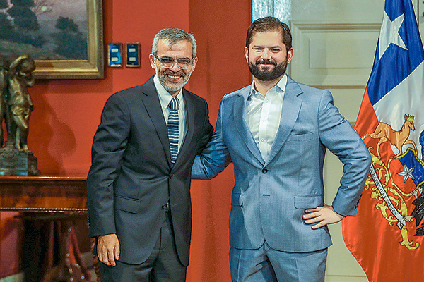 Cordero asume como ministro de Justicia y afirma que estudiará los "papelitos" antes de pronunciarse sobre los indultos