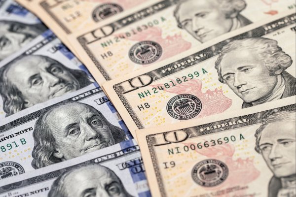 Dólar cierra con leve alza sobre $820 y quiebra su mayor racha de caídas en dos años por la corrección del mercado global