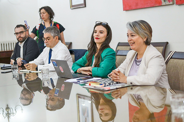 <p>Las ministras Vallejo y Jara, junto al ministro Marcel, ayer en la tradicional reunión en Palacio.</p>