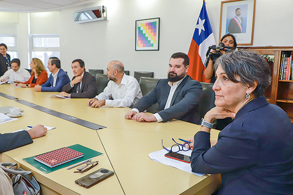 Isapres insisten en fórmula rápida para fallo de la Suprema y gobierno intenta darles un respiro