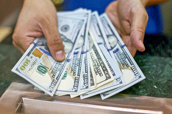 <p>Los chilenos se dolarizan: cuentas corrientes crecen 160% en un año y se acercan a casi 500 mil</p>