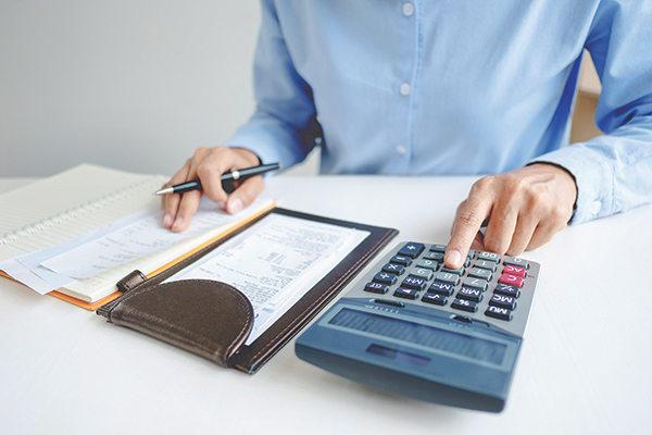 Aumentar techo del impuesto personal a 45% y revisar exenciones: la propuesta tributaria de Deloitte para recaudar 4% del PIB