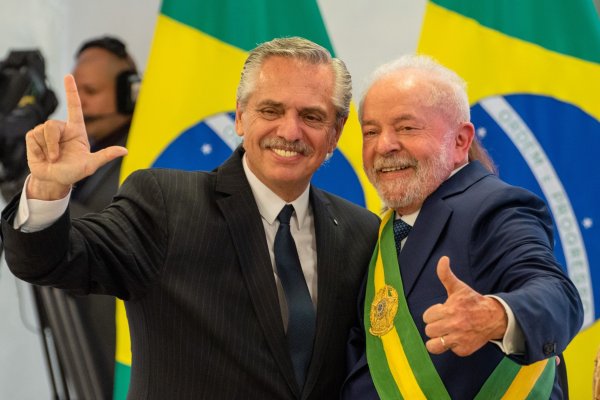<p>Brasil y Argentina iniciarán preparativos para una moneda común que sentaría las bases para un bloque monetario regional</p>
