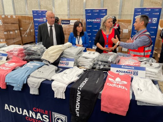 Aduanas en picada contra La Polar: presentó nueva querella y reveló que ha incautado cinco cargamentos con ropa falsificada dirigidos a la empresa