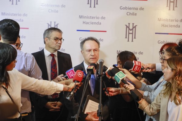 <p>El presidente de la Asociación de Bancos, José Manuel Mena, junto al ministro de Hacienda, Mario Marcel.</p>