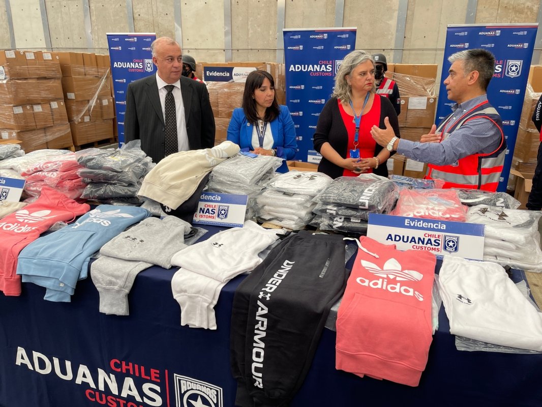 <p>Aduanas en picada contra La Polar: presentó nueva querella y reveló que ha incautado cinco cargamentos con ropa falsificada dirigidos a la empresa</p>