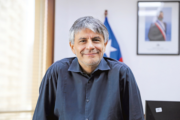 Claudio Araya hace una cirugía mayor a Subtel y remueve a parte de su círculo cercano