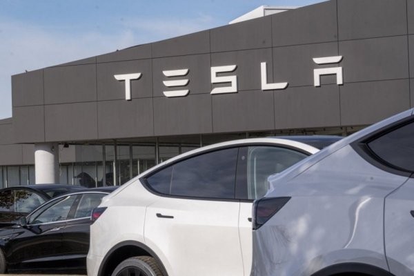<p>Tesla busca un rápido aumento de la producción tras anunciar ganancias que superaron las estimaciones</p>