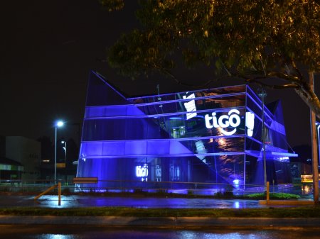 Fondo de inversiones Apollo y exejecutivo de Softbank negocian la compra de Millicom, la matriz de Tigo
