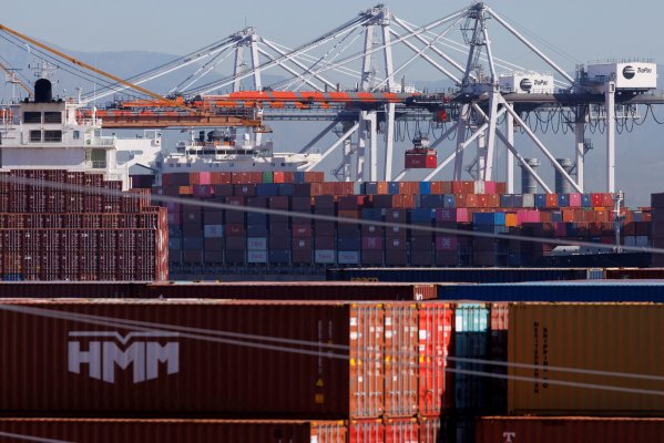 Déficit comercial de bienes de EEUU alcanza cifra récord en 2022