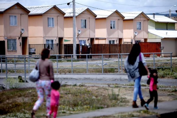 Minvu sostiene conversaciones con FFAA y empresas de ferrocarriles para obtener terrenos para construcción de viviendas sociales