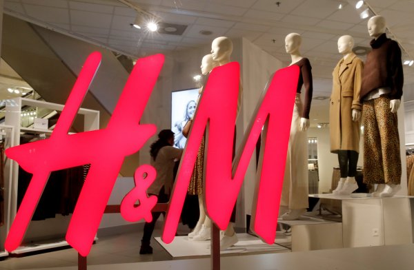 Alza de costos casi borra las ganancias de H&M en el último trimestre y sus acciones se desploman