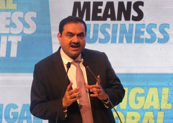 El imperio corporativo del multimillonario indio Gautam Adani protagoniza un hundimiento bursátil de US$ 50 mil millones