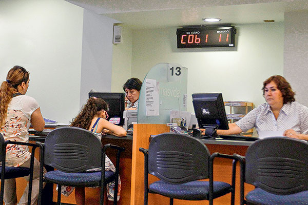 Isapres: crece la presión sobre el gobierno mientras ministros arremeten contra las aseguradoras