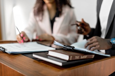 ¿Por qué algunas mujeres están dejando a las grandes firmas de abogados por otras más pequeñas?