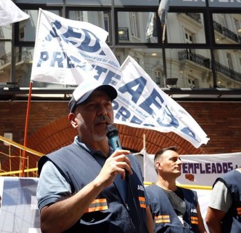 Conflicto gremial en puerto de Buenos Aires mantiene en alerta el comercio exterior