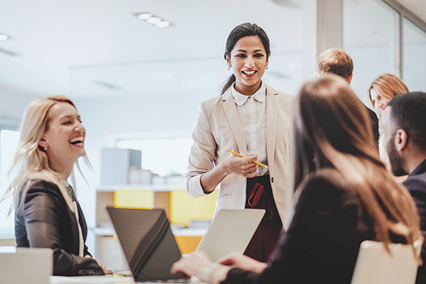 Encuesta revela que mujeres asignan muy alta prioridad a la felicidad en su desarrollo profesional