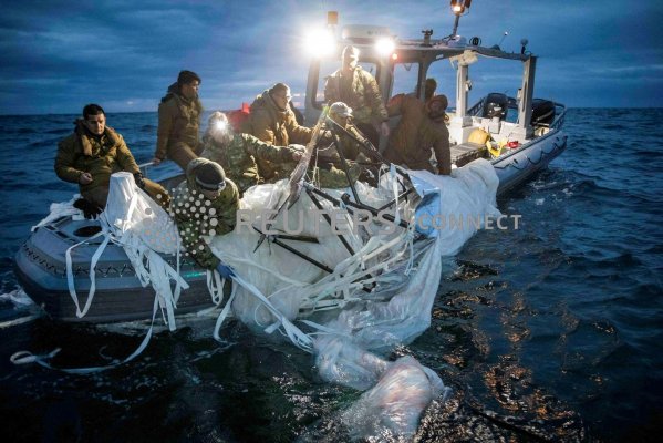 <p>La Marina de EEUU recupera un globo chino deribado frente a la costa de Carolina del Sur el 5 de febrero. (Reuters)</p>