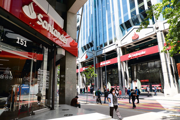 <p>Ganancias de Banco Santander caen 56% en enero por aumento en el costo de fondo debido al alza de tasas</p>
