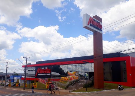 Gigante brasileño de supermercados compra 16 tiendas Makro y 11 gasolineras