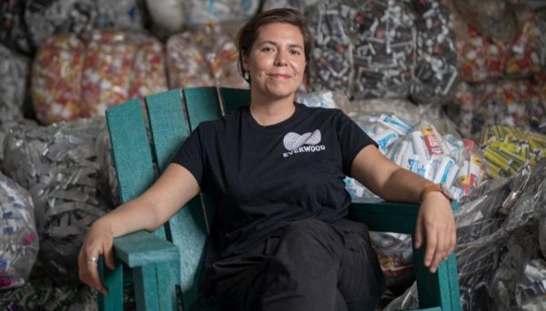 Everwood, creadora de la “madera” de plástico reciclado para combatir la tala de bosques, inicia expansión internacional